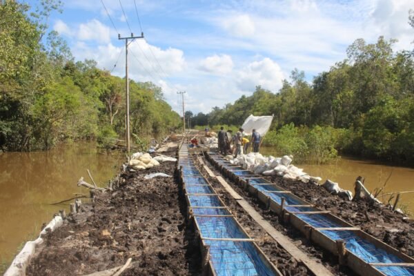 Pemasangan Plastik Cor di Jalan Desa Talio Dimulai, Satgas Fokus Perkuat Pondasi Jalan