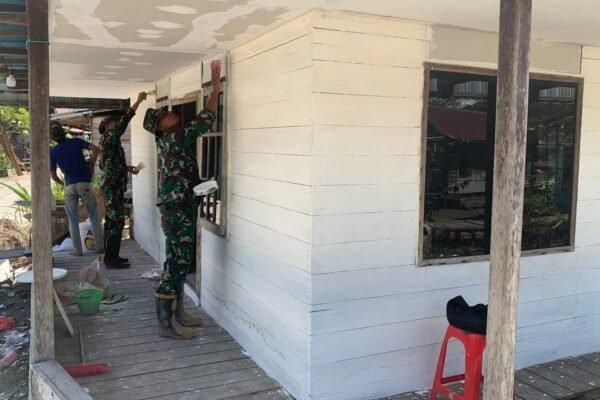 TNI dan Warga Bahu-Membahu Cat Ulang Mushola di Desa Talio