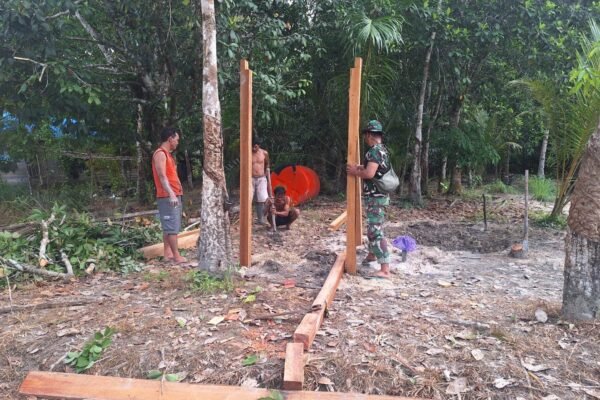 Satgas TMMD Kodim 1012/Buntok Siapkan Tiang Penyangga Bak Air Sumur Bor di Desa Wungkur Baru