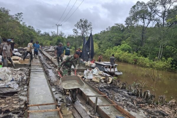Satgas TMMD Kodim 1012/Buntok Lansir Semen Pakai Arco di Jalan Desa Talio