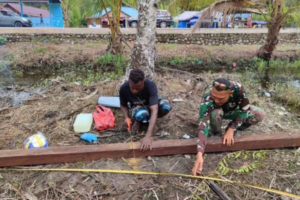 Dansatgas TMMD Bercengkrama dengan Warga di Lokasi TMMD, Jalin Keakraban dan Tingkatkan Semangat Gotong Royong