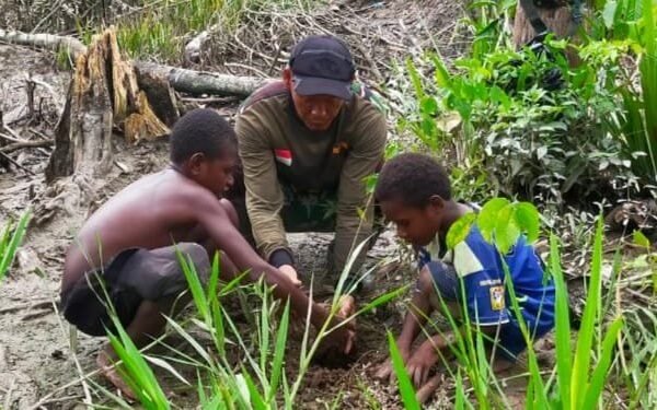 Personel Satgas TMMD Ajak Anak-Anak Peduli dan Jaga Lingkungan Sejak Dini