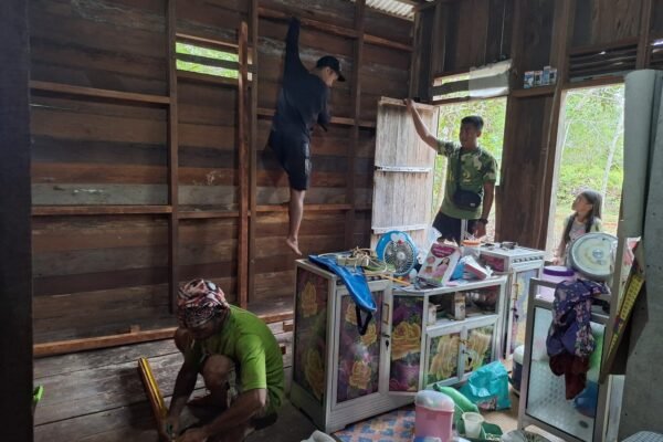 Satgas TMMD dan Warga Desa Wungkur Baru Bersatu Rehab RTLH dengan Semangat Gotong Royong