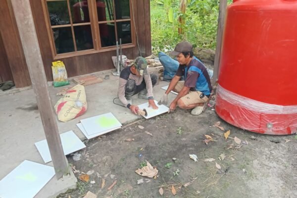 Satgas TMMD Kodim 1012/Buntok Lanjutkan Pemasangan Keramik Tembok Sumur Bor di Wungkur Baru Saat Malam Hari