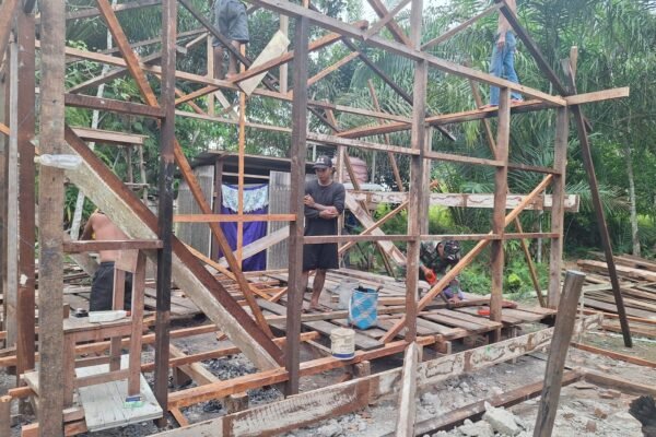 Semangat Membara Satgas TMMD Reguler Ke-124 Saat Pasang Rangka RTLH