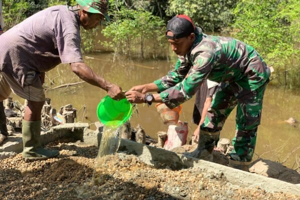 Pencampuran Material Semen Dimulai untuk Pengecoran Jalan di Desa Talio