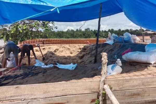 Satgas TMMD Angkut Papan Bangunan via Sungai, Jembatan Talio Segera Terwujud
