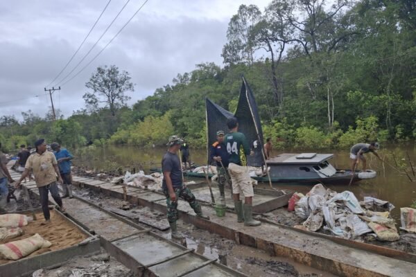 Satgas TMMD Kodim 1012/Buntok Lembur Siang-Malam Tuntaskan Jalan Cor di Desa Talio