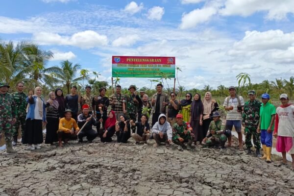 Anggota Kodim 1201/Mempawah dan HMI Melaksanakan Penanaman Pohon dilokasi TMMD Reguler ke-124