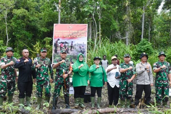 Menyatu dengan Alam, Satgas TMMD Tanam Pohon di Kampung Pigapu