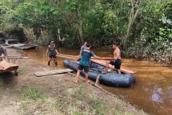 Satgas TMMD Kodim 1012/Buntok Manfaatkan Gerobak Dorong untuk Pengangkutan Pasir Jarak Dekat