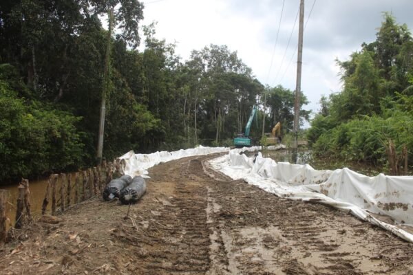 Alat Berat Dikerahkan Satgas TMMD Timbun Jalan di Desa Talio
