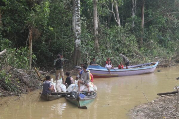 Satgas TMMD Kodim 1012/Buntok Angkut Material Pakai Kapal Kolotok di Desa Talio