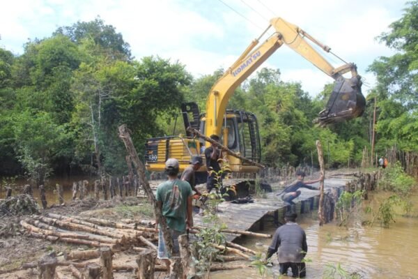 Air dan Medan Sulit Bukan Penghalang Satgas TMMD Buka Jalan Desa Talio
