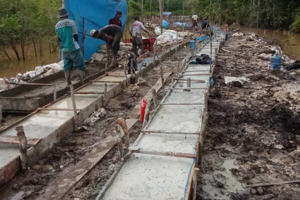 Satgas TMMD Kerahkan Seluruh Tenaga untuk Tuntaskan Pengecoran Jalan di Desa Talio