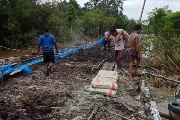 Satgas TMMD Bersama Warga Angkut Material, Percepat Pembangunan Jalan di Desa Talio