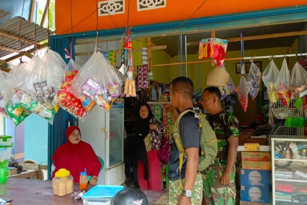 Anggota Satgas TMMD Reguler ke-124 Tegur Sapa dengan Ibu-Ibu Desa Purun Kecil