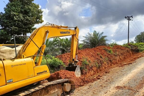 Maksimalkan Alat Berat, Satgas TMMD Kodim 1017/Lmd Kebut Pembuatan Drainase di Desa Batu Kotam