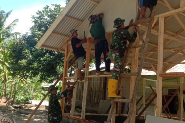 Satgas TMMD Tunjukkan Kekompakan saat Pasang Dinding GRC