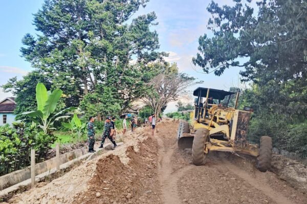 Kodim 1417/Kendari Kerahkan Alat Berat Greader untuk Percepat Penimbunan Jalan TMMD ke-125