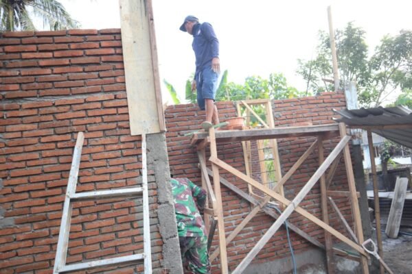 Satgas TMMD Kodim 1607/Sumbawa Pastikan Pembangunan RTLH Berjalan Lancar dan Berlanjut ke Sasaran Berikutnya