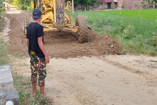 Kolaborasi Alat Berat dan Satgas TMMD, Jalan Desa Garuda Mulai Berubah Wajah