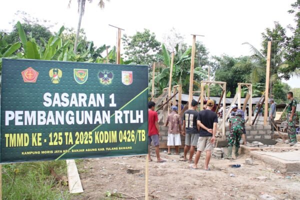 Satgas TMMD Lanjutkan Pemasangan Bata Rumah RTLH di Kampung Moris Jaya