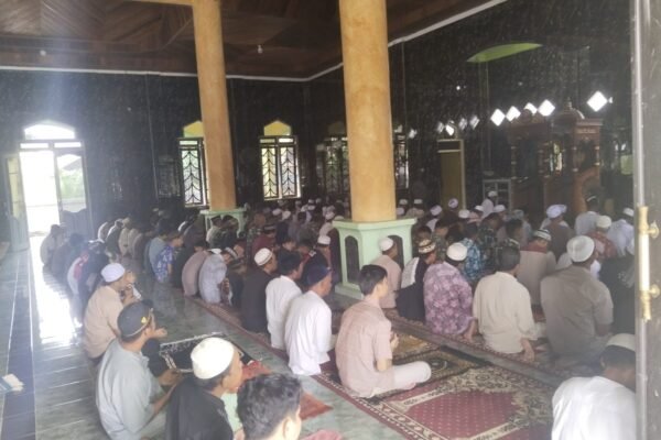 Satgas TMMD Kodim 1017/Lamandau Sholat Jumat Berjamaah Bersama Warga di Masjid Miftahul Khir