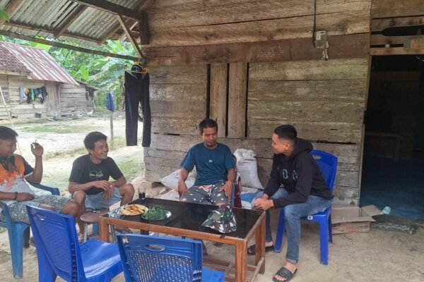 Di Tengah Kesibukan TMMD 125 Kodim 1417/Kendari, Personil Satgas TMMD Pererat Silaturahmi Melalui Komsos