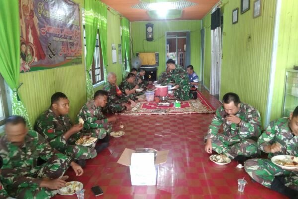 Pjs Kades Batu Kotam Jamu Anggota Satgas TMMD Kodim 1017/Lamandau dengan Makan Siang Bersama
