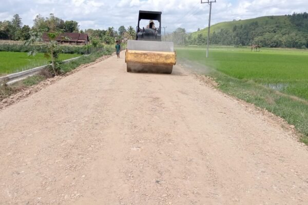 Alat Berat Vibro Dikerahkan Satgas TMMD 125 Kodim 1417/Kendari untuk Padatkan dan Haluskan Jalan Garuda